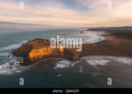 Phare de Cape Blanco sur la côte sud de l'Oregon, photo spectaculaire de drone au lever du soleil. Banque D'Images