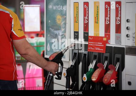 Cracovie, Pologne. 26th mai 2022. L'employé de la station-service Shell utilise un distributeur de carburant. (Photo de Vito Corleone/SOPA Images/Sipa USA) crédit: SIPA USA/Alay Live News Banque D'Images