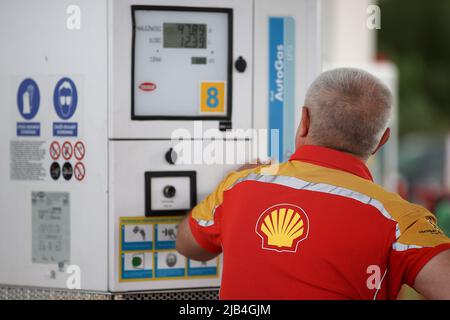 Cracovie, Pologne. 26th mai 2022. L'employé de la station-service Shell utilise un distributeur de carburant. (Photo de Vito Corleone/SOPA Images/Sipa USA) crédit: SIPA USA/Alay Live News Banque D'Images