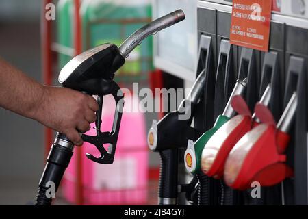 Cracovie, Pologne. 26th mai 2022. L'employé de la station-service Shell utilise un distributeur de carburant. (Image de crédit : © Vito Corleone/SOPA Images via ZUMA Press Wire) Banque D'Images