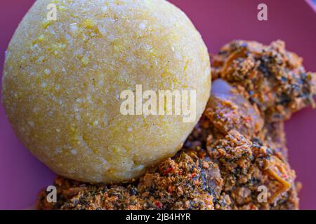 Soupe nigériane Egusi Melon avec eba de garri pour le déjeuner Banque D'Images