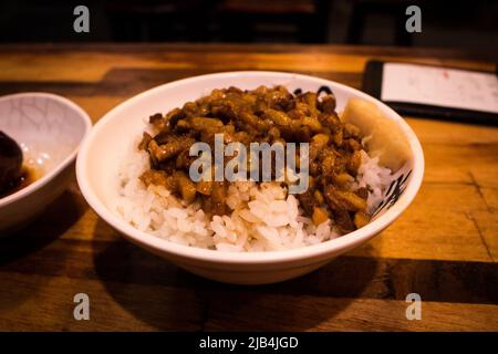 LO bah png, plat de riz taïwanais haché au porc, avec œufs durs assaisonnés sur la table. Lo bah png est un type de plat de gaifan (vu à Taïwan et au Fujian du sud) Banque D'Images