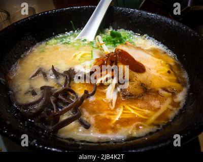 Gros plan sur le Tonkotsu Ramen de style Kumamoto traditionnel avec Char siu dans un bol Banque D'Images