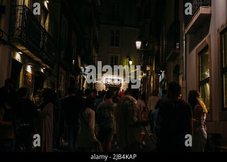 Lissabon, Portugal. 02nd juin 2022. Les gens s'attardent sur Rua do Norte dans la soirée. Credit: Ágata Xavier/dpa/Alay Live News Banque D'Images