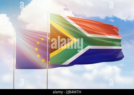 Ciel bleu ensoleillé et drapeaux de l'afrique du Sud et de l'Union européenne Banque D'Images