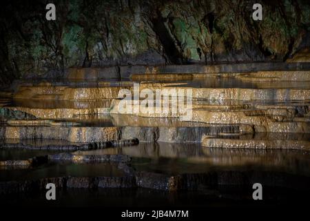 Une grotte solutionnelle (grotte karstique) dans l'obscurité dans la grotte d'Akiyoshido à Akiyoshidai, Mine, Yamaguchi / JAPON Banque D'Images