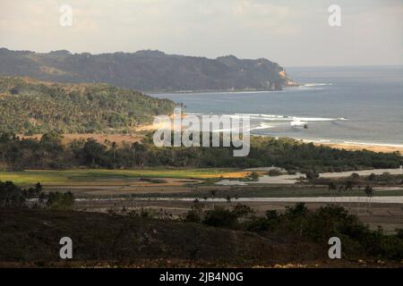 Une vue lointaine de la plage de Marosi et des collines côtières adjacentes à Lamboya, Sumba Ouest, Nusa Tenggara est, Indonésie. Banque D'Images