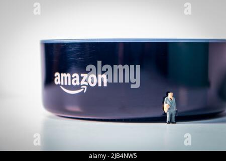 Kumamoto, Japon - 2 octobre 2019 : Homme d'affaires miniature debout devant Amazon Echo Dot. Amazon Echo (Alexa) est une marque d'enceintes intelligentes d'Amazon Banque D'Images