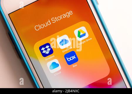 Kumamoto, Japon - 5 avril 2020 : icônes du stockage dans le cloud et des services de partage de fichiers en ligne sur iPhone. Dropbox, OneDrive, Google Drive, iCloud et Box. Banque D'Images