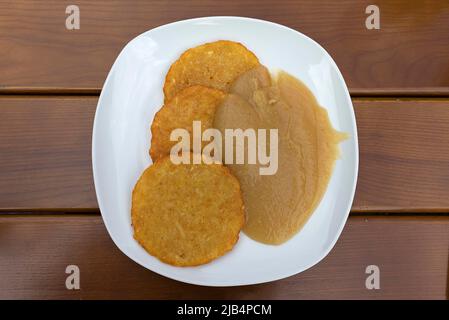 Crêpes de pommes de terre, en Bavière Reiberdatschi avec sauce aux pommes servi dans un restaurant de jardin, Bavière, Allemagne Banque D'Images