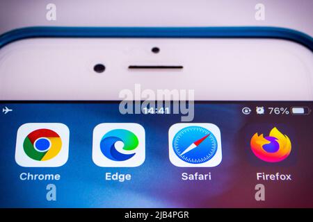 Kumamoto, Japon - 5 avril 2020 : gros plan des icônes des quatre principaux navigateurs Web modernes (Google Chrome, Microsoft Edge, Safari et Firefox) sur l'écran de l'iPhone. Banque D'Images