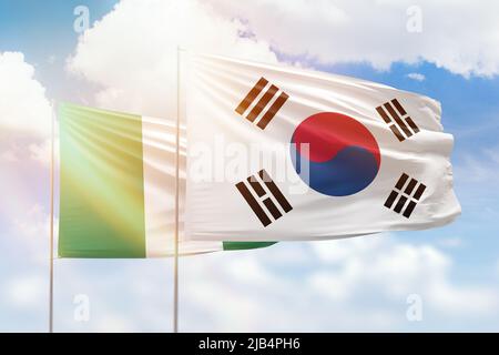 Ciel bleu ensoleillé et drapeaux de la corée du Sud et du nigeria Banque D'Images