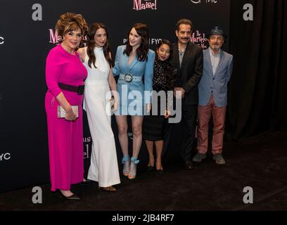 New York, NY - 2 juin 2022 : Caroline Aaron, Marin Hinkle, Rachel Brosnahan, Stephanie Hsu, Tony Shalhoub, Kevin Pollak assister à la merveilleuse Mme Maisel Emmys FYC aux studios Steiner Banque D'Images