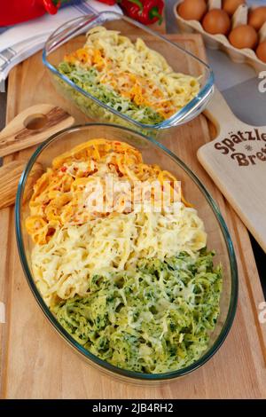 Cuisine souabe, cassolette spaetzle, trois types de spaetzle cuits au fromage, spaetzle classique, aux épinards et aux poivrons rouges, plat de farine Banque D'Images