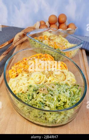 Cuisine souabe, cassolette spaetzle, trois types de spaetzle cuits au fromage, spaetzle classique, aux épinards et aux poivrons rouges, oignon fondu Banque D'Images