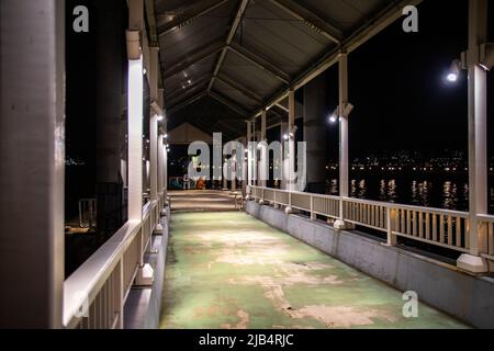 Prise de vue nocturne du point de chargement du ferry à Carato Sanbashi, Shimonoseki, Yamaguchi, Japon. Banque D'Images