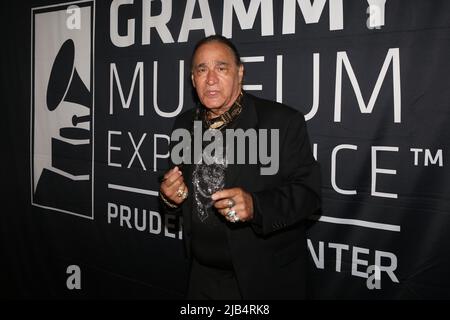 Newark, New York. 02nd juin 2022. Ernie Paniccioli participe à l'événement de lancement du mois de la musique noire au GRAMMY Museum Experience au Prudential Centre avec la nouvelle exposition photo de la photographe Ernie Paniccioli, A Hip-Hop Life: Cinq décennies de musique, d'art et de culture hip-hop, et dévoilement d'objets de neuf légendes très spéciales du New Jersey dans le musée - Newark, NJ on 3 juin 2022. (Photo par Udo salters/Sipa USA) crédit: SIPA USA/Alay Live News Banque D'Images
