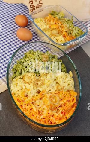 Cuisine souabe, cassolette spaetzle, trois types de spaetzle cuits au fromage, spaetzle classique, aux épinards et aux poivrons rouges, oignon fondu Banque D'Images