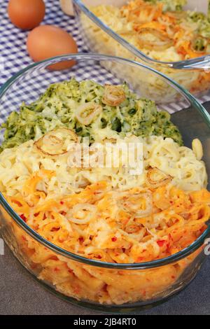 Cuisine souabe, cassolette spaetzle, trois types de spaetzle cuits au fromage, spaetzle classique, aux épinards et aux poivrons rouges, oignon fondu Banque D'Images