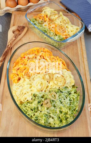 Cuisine souabe, cassolette spaetzle, trois types de spaetzle cuits au fromage, spaetzle classique, aux épinards et aux poivrons rouges, oignon fondu Banque D'Images