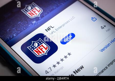 Kumamoto, Japon - août 17 2020 : NFL (la Ligue nationale de football), une ligue pro-américaine de football composée de 32 équipes, sur l'App Store sur iPhone. Banque D'Images