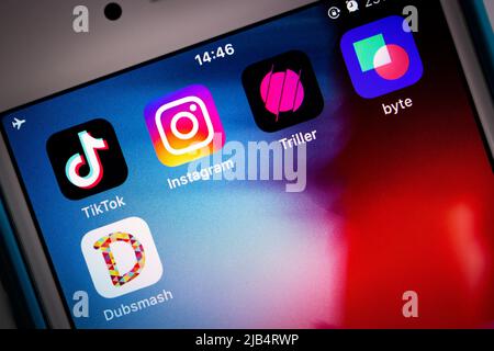 Kumamoto, Japon - août 17 2020 : applications TikTok et autres concurrents et alternatives (Instagram, Triller, Byte et Dubsmash) sur iPhone. Banque D'Images