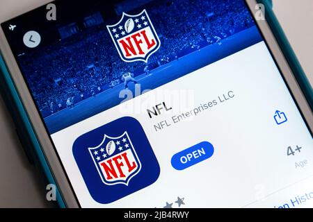 Kumamoto, Japon - août 17 2020 : NFL (la Ligue nationale de football), une ligue pro-américaine de football composée de 32 équipes, sur l'App Store sur iPhone. Banque D'Images