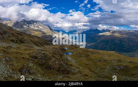 Vue aérienne de la vallée de l'Urseren depuis Ochsenalp près du col de Furka, canton d'Uri, Suisse Banque D'Images