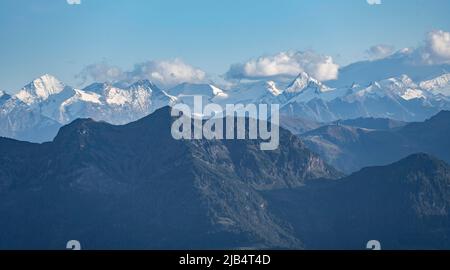 Sommets enneigés sur la crête principale des Alpes, Grossvenediger, vue de Mitterhorn, Nuaracher Hoehenweg, Loferer Steinberge, Tyrol Banque D'Images