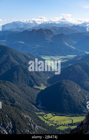 Vallées et montagnes boisées, sommets enneigés sur la crête alpine principale, vue de Mitterhorn, Nuaracher Hoehenweg, Loferer Banque D'Images