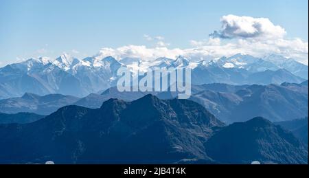 Sommets enneigés sur la crête principale des Alpes, Grossvenediger, vue de Mitterhorn, Nuaracher Hoehenweg, Loferer Steinberge, Tyrol Banque D'Images