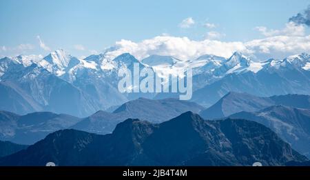 Sommets enneigés sur la crête principale des Alpes, Grossvenediger, vue de Mitterhorn, Nuaracher Hoehenweg, Loferer Steinberge, Tyrol Banque D'Images