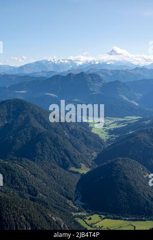 Vallées et montagnes boisées, sommets enneigés sur la crête alpine principale, vue de Mitterhorn, Nuaracher Hoehenweg, Loferer Banque D'Images
