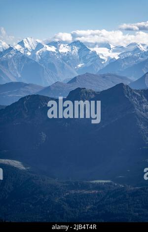 Sommets enneigés sur la crête principale des Alpes, Grossvenediger, vue de Mitterhorn, Nuaracher Hoehenweg, Loferer Steinberge, Tyrol Banque D'Images
