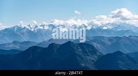 Sommets enneigés sur la crête principale des Alpes, Grossvenediger, vue de Mitterhorn, Nuaracher Hoehenweg, Loferer Steinberge, Tyrol Banque D'Images