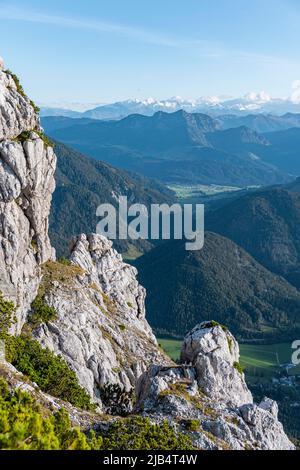 Vallées et montagnes boisées, sommets enneigés sur la crête alpine principale, vue de Mitterhorn, Nuaracher Hoehenweg, Loferer Banque D'Images
