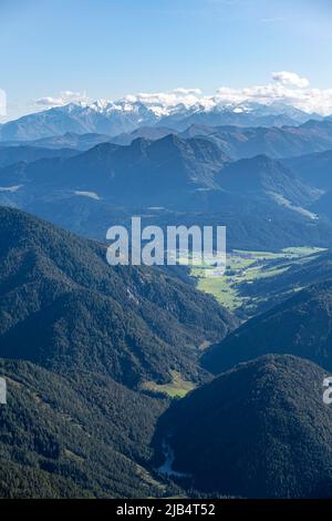 Vallées et montagnes boisées, sommets enneigés sur la crête alpine principale, vue de Mitterhorn, Nuaracher Hoehenweg, Loferer Banque D'Images