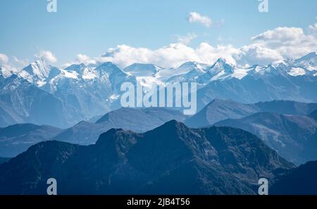 Sommets enneigés sur la crête principale des Alpes, Grossvenediger, vue de Mitterhorn, Nuaracher Hoehenweg, Loferer Steinberge, Tyrol Banque D'Images