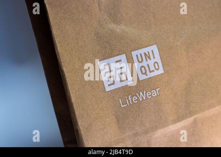 Kumamoto, Japon - Jul 29 2020 : logo de marque d'UNIQLO, imprimé sur un sac à provisions en papier brun. LifeWear est le concept de produit d'UNIQLO. Banque D'Images