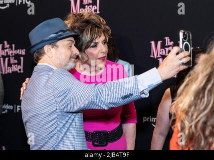 New York, États-Unis. 02nd juin 2022. Kevin Pollak et Caroline Aaron assistent à la merveilleuse Mme Maisel Emmys FYC aux studios Steiner à New York sur 2 juin 2022. (Photo de Lev Radin/Sipa USA) crédit: SIPA USA/Alay Live News Banque D'Images