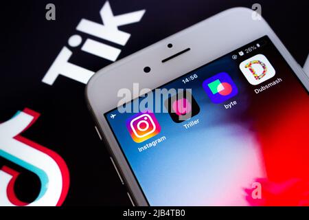 Kumamoto, Japon - août 17 2020 : TikTok concurrents sociaux / alternatives (Instagram, Tiller, Byte et Dubsmash) sur iPhone sur grand logo TikTok bg. Banque D'Images