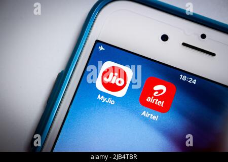 Jio, une société indienne de télécommunications et une filiale de Jio Platforms, dont le siège social est situé à Mumbai, Maharashtra, en Inde, et applications Airtel India sur iPhone Banque D'Images