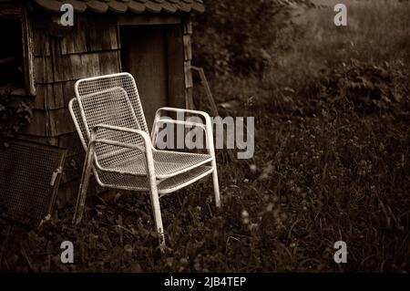 Mobilier de jardin jeté, chaise de jardin, devant une cabane en bois, Reutlingen, Bade-Wurtemberg, Allemagne Banque D'Images