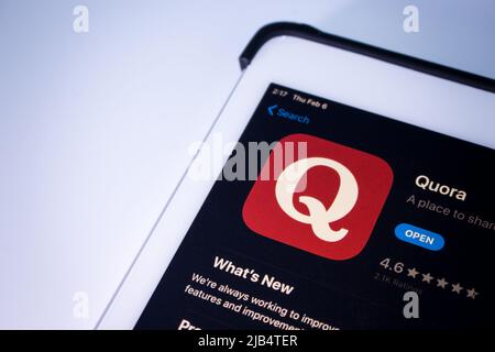 Application Quora dans l'App Store sur un iPad. Quora est un service Q&A américain où les questions sont posées, répondues et éditées par les utilisateurs Banque D'Images