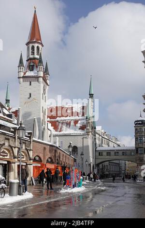 Ancienne mairie du Viktualienmarkt, enneigée en hiver, Munich, Bavière, haute-Bavière, Allemagne Banque D'Images