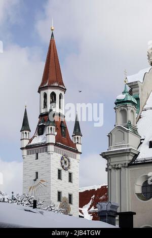 Ancien hôtel de ville et église du Saint-Esprit au Viktualienmarkt, enneigé en hiver, Munich, Bavière, haute-Bavière, Allemagne Banque D'Images