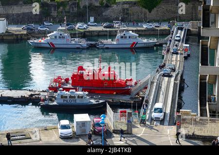 Pont au-dessous du Pont de Recouvrance sur la rivière Penfeld entre le centre-ville de Siam et le quartier de Recouvrance, Brest, Finistère Penn ar Bed Banque D'Images