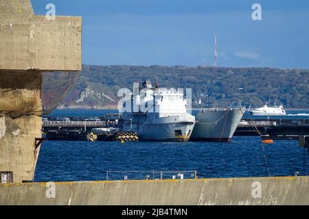 Décommissionnés navires de la Marine française, amarrés devant l'ancien chantier de réparation de U-boat Brest de la Kriegsmarine allemande de 1940 à 1944, avec Banque D'Images