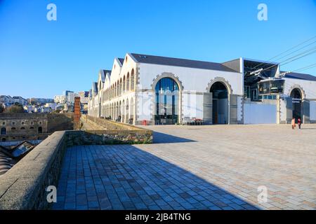 Centre culturel et commercial des ateliers des Capucins dans la construction de l'ancien arsenal avec téléphérique dans le quartier de Recouvrance, Brest Banque D'Images