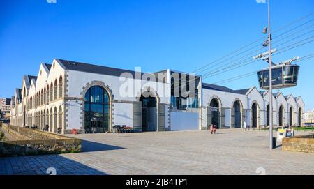 Centre culturel et commercial des ateliers des Capucins dans la construction de l'ancien arsenal avec téléphérique dans le quartier de Recouvrance, Brest Banque D'Images